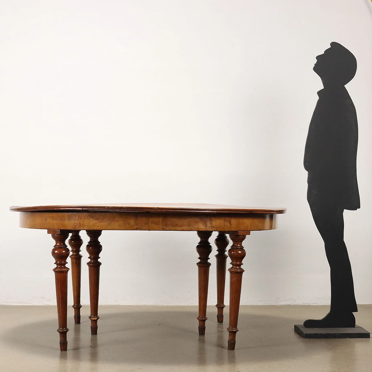 Round extendable walnut table, 19th century 2