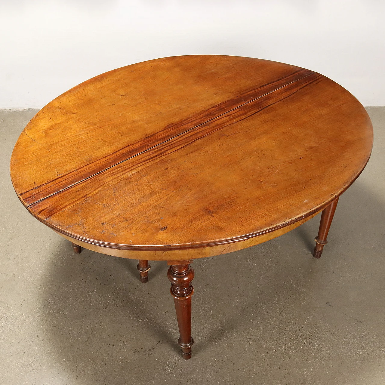 Round extendable walnut table, 19th century 3