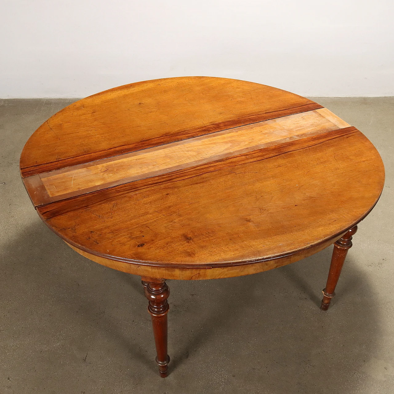 Round extendable walnut table, 19th century 4