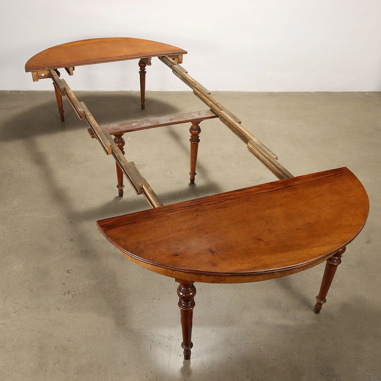 Round extendable walnut table, 19th century 5
