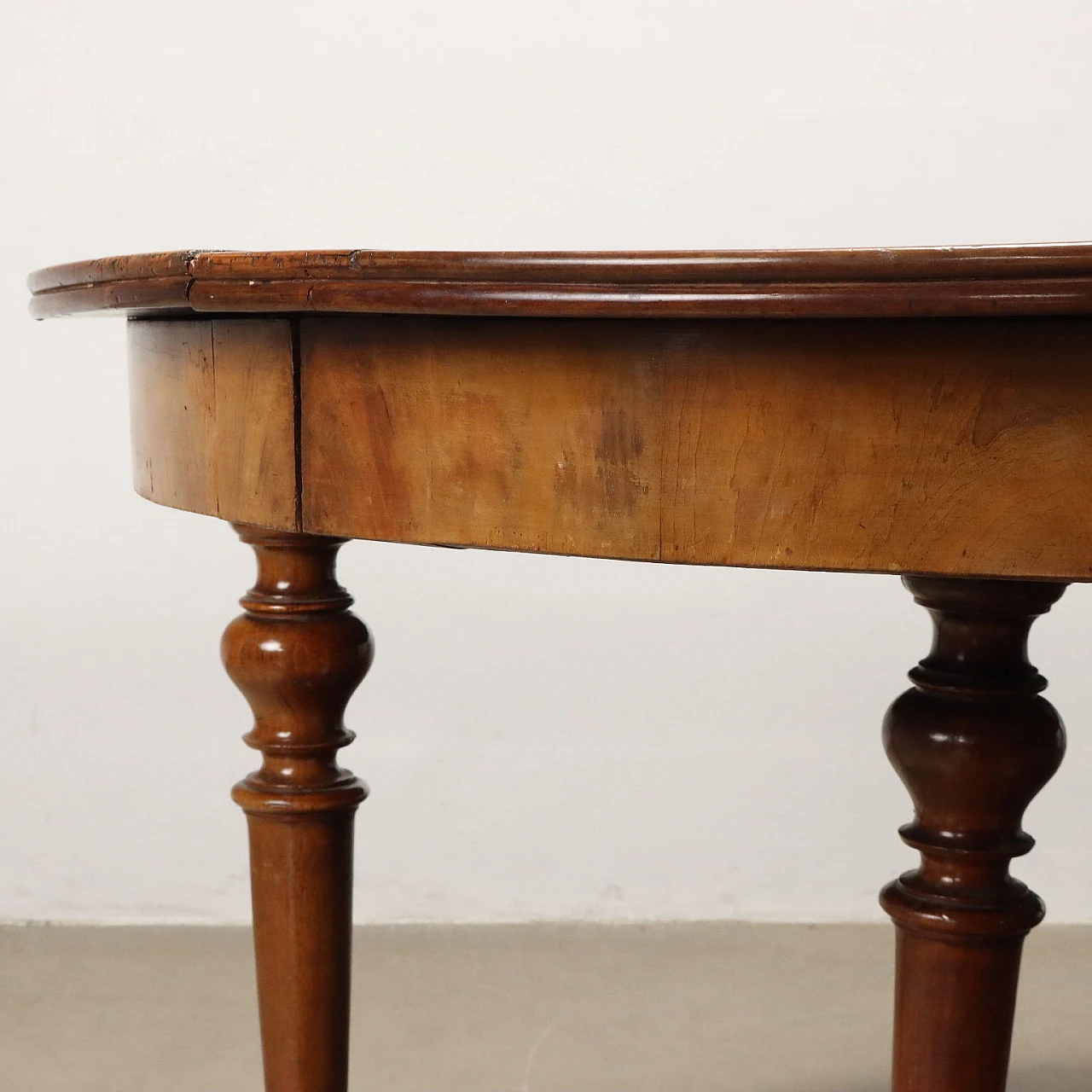 Round extendable walnut table, 19th century 6