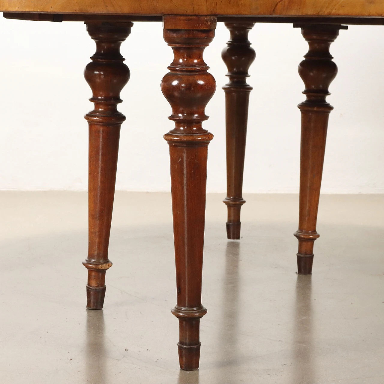 Round extendable walnut table, 19th century 7