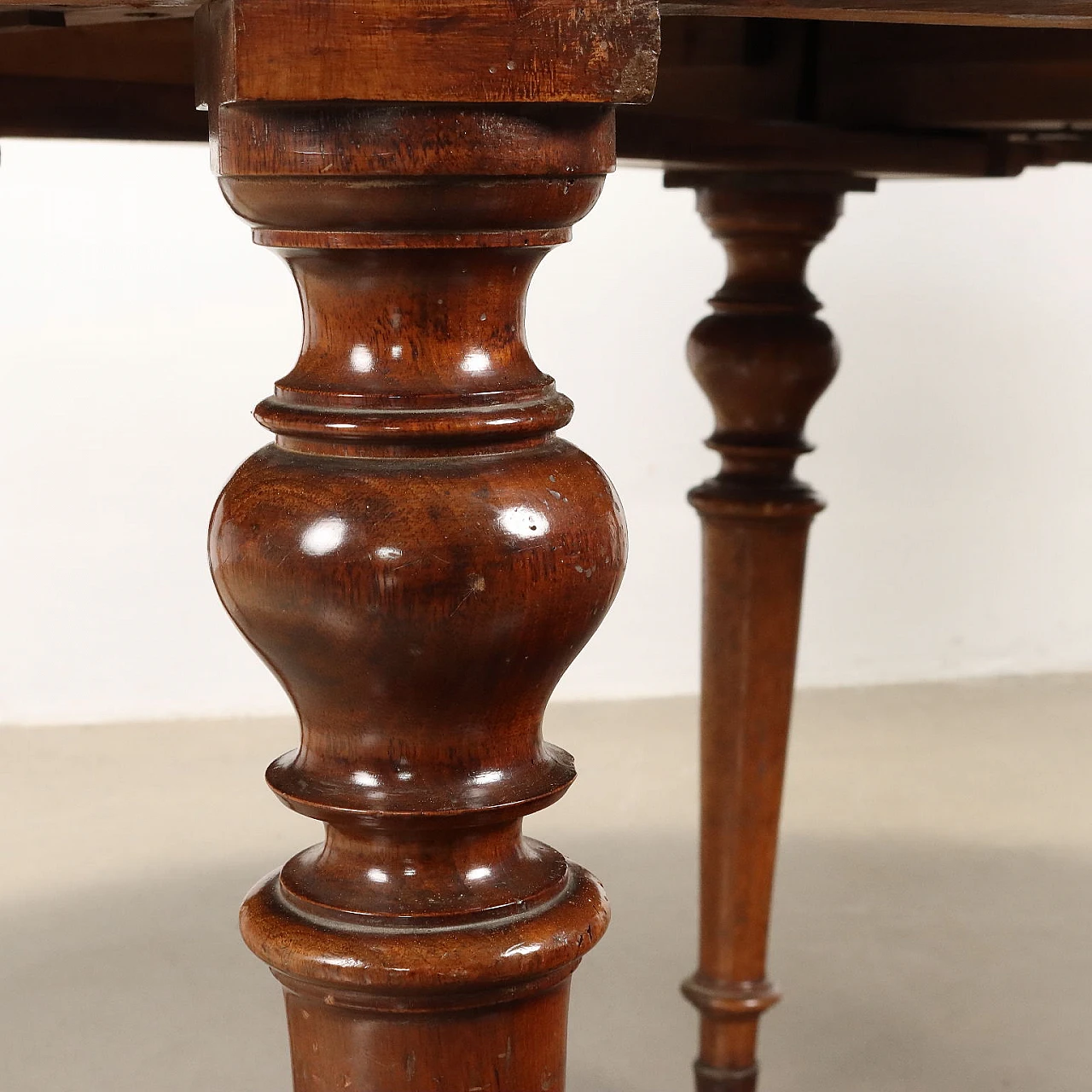 Round extendable walnut table, 19th century 8