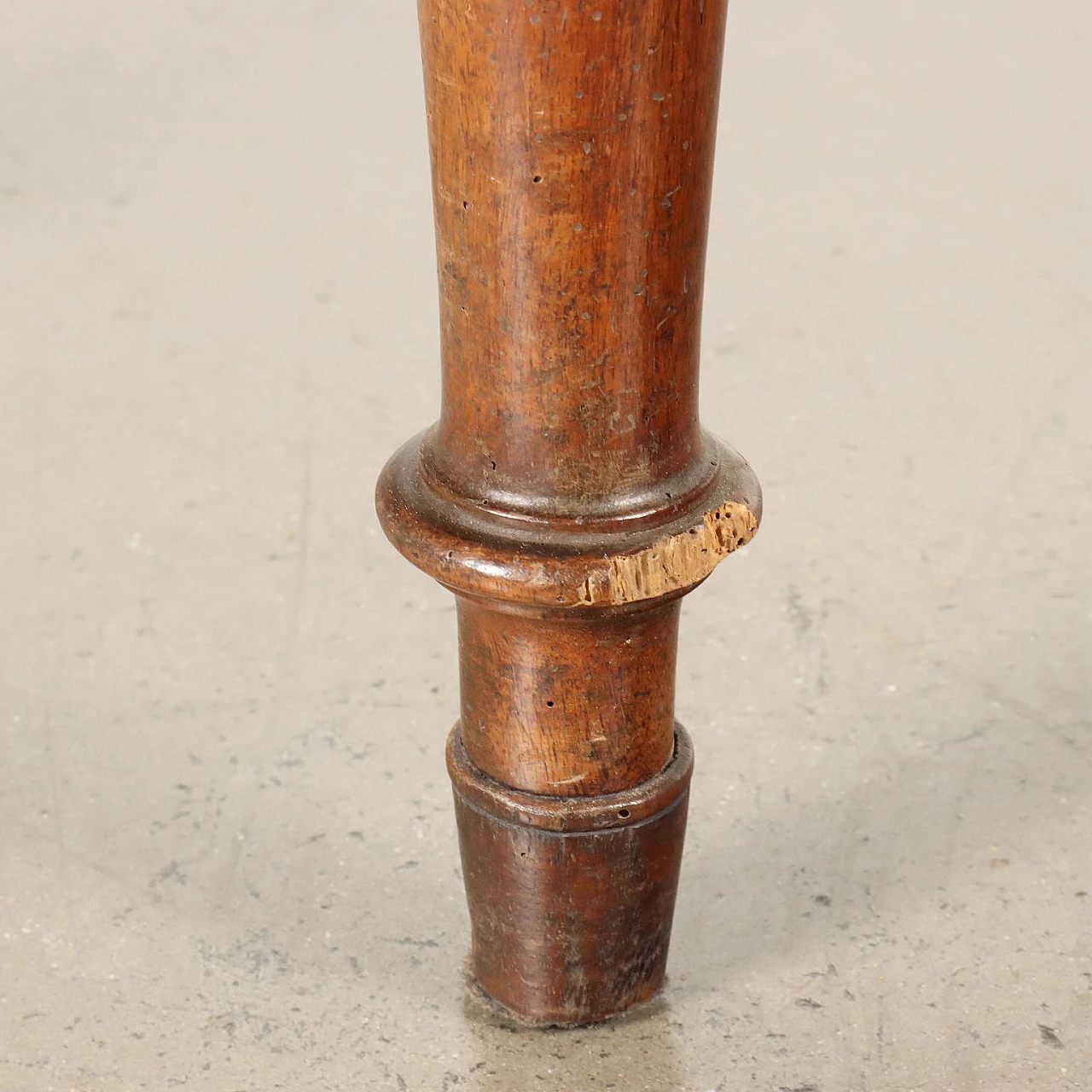 Round extendable walnut table, 19th century 9
