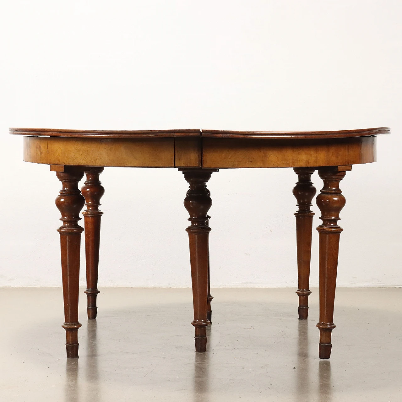 Round extendable walnut table, 19th century 10