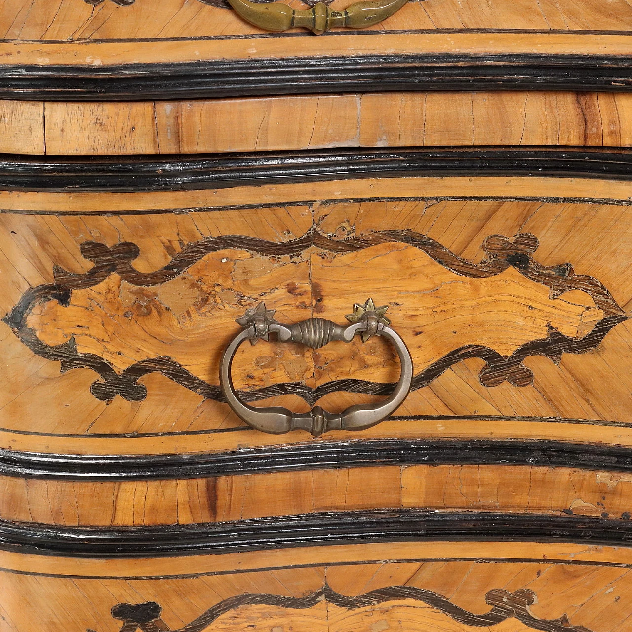 Walnut dresser with chestunut filetting and elm briar, 17th century 8