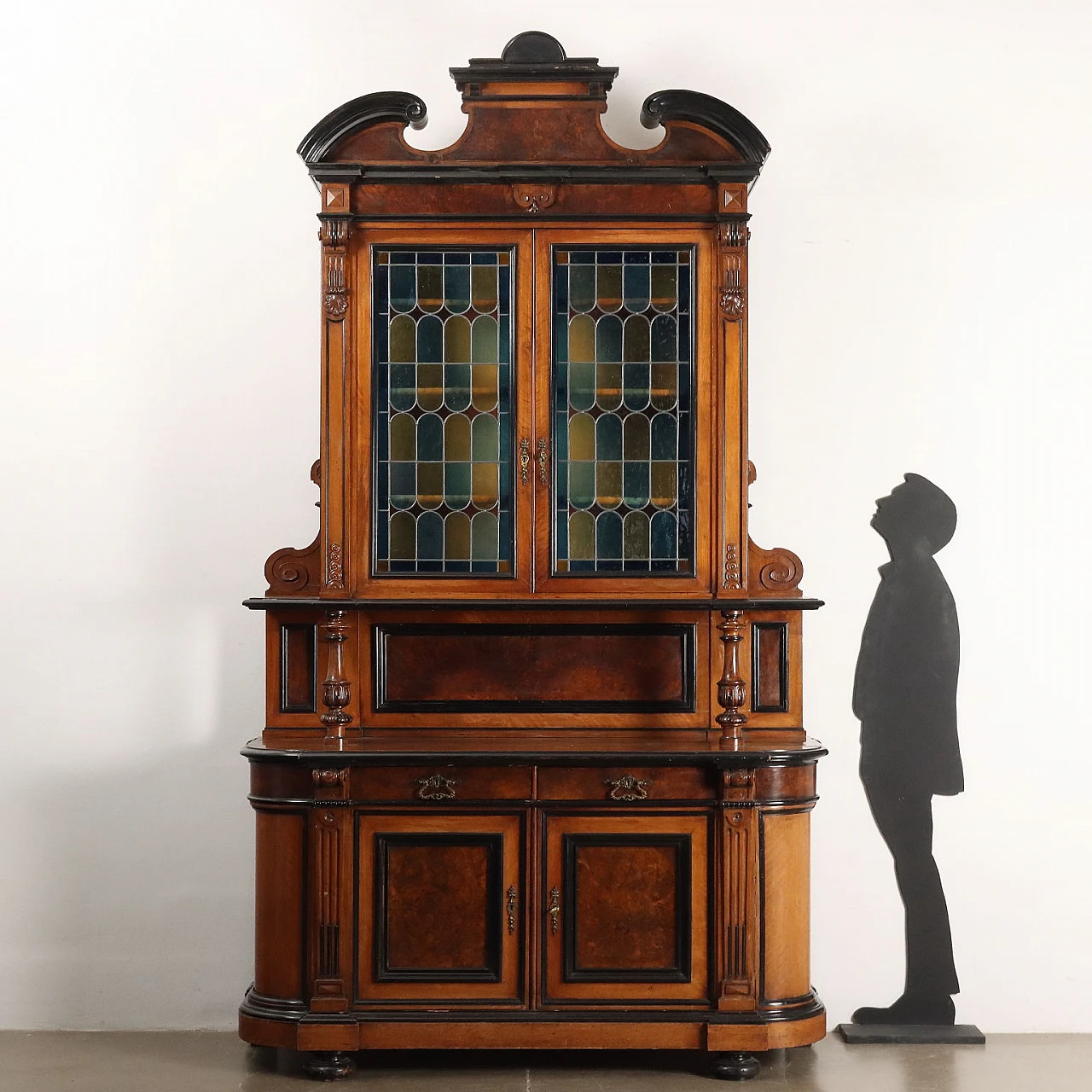 Walnut cabinet with leaded glass doors and turnet feet, 19th century 2
