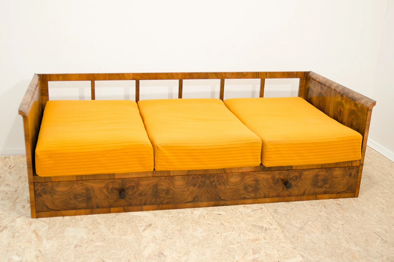 Divano letto contenitore Art Déco cecoslovacco in noce, anni '30 3