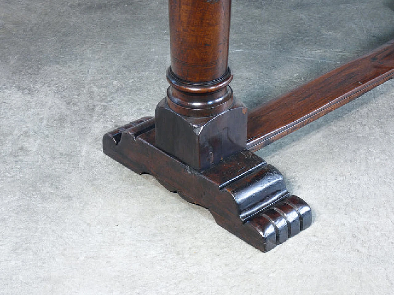 Solid walnut table with paw feet, 18th century 7