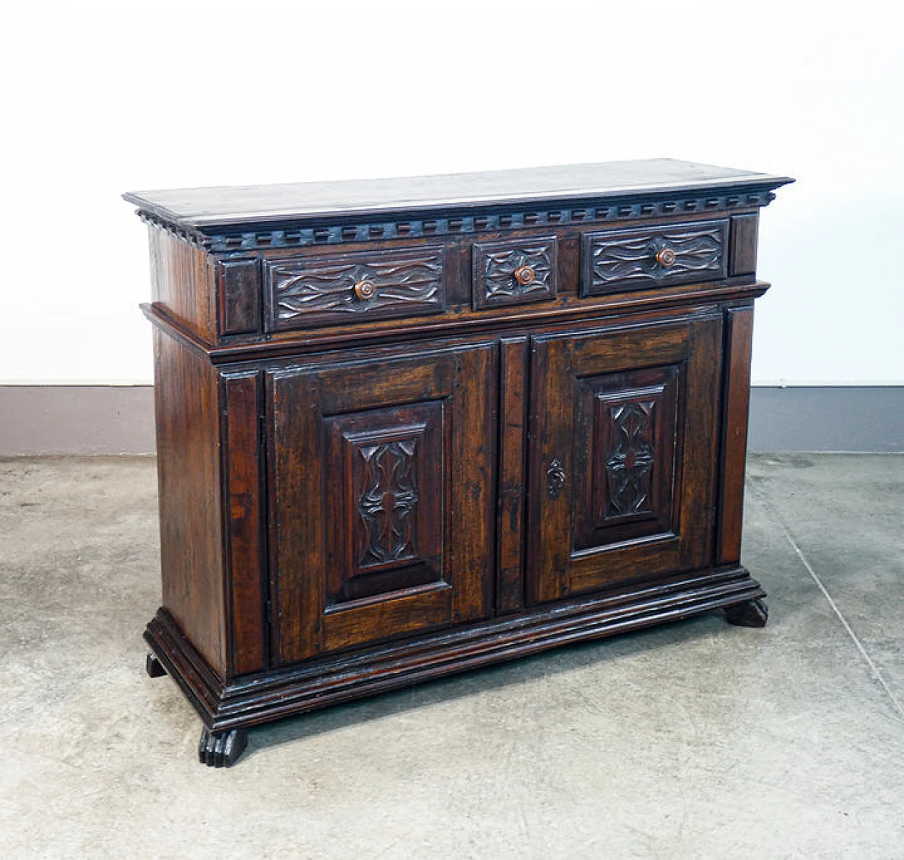 Piedmontese solid walnut sideboard, second half of the 18th century 1