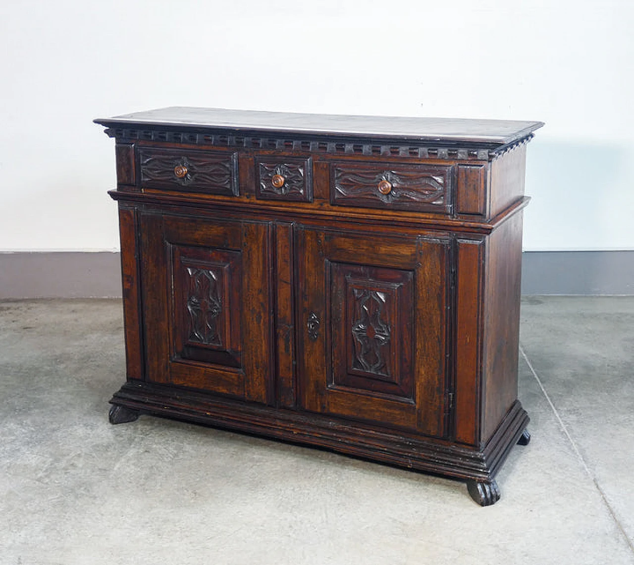 Piedmontese solid walnut sideboard, second half of the 18th century 2