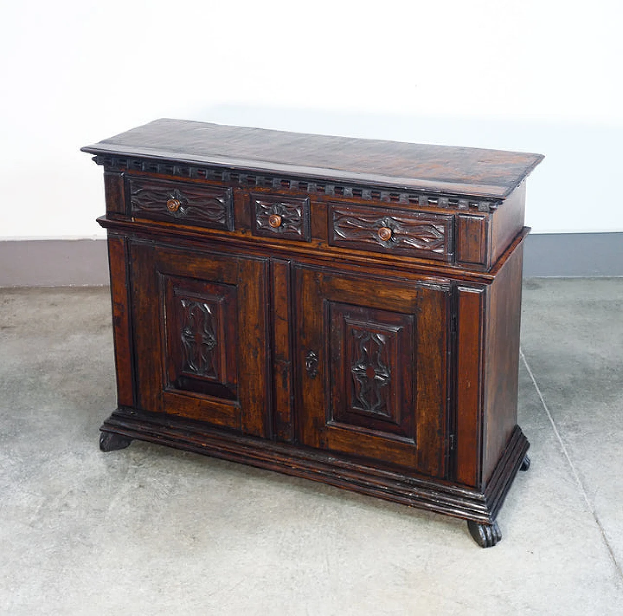 Piedmontese solid walnut sideboard, second half of the 18th century 3