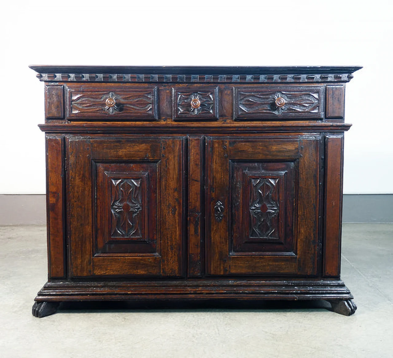 Piedmontese solid walnut sideboard, second half of the 18th century 4