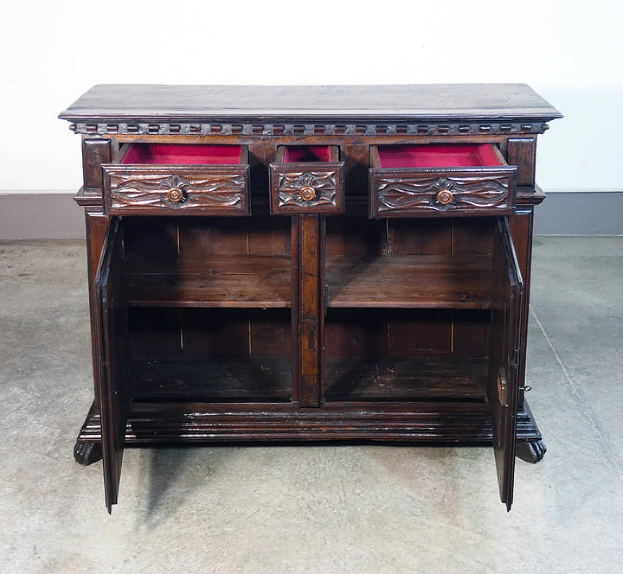 Piedmontese solid walnut sideboard, second half of the 18th century 5