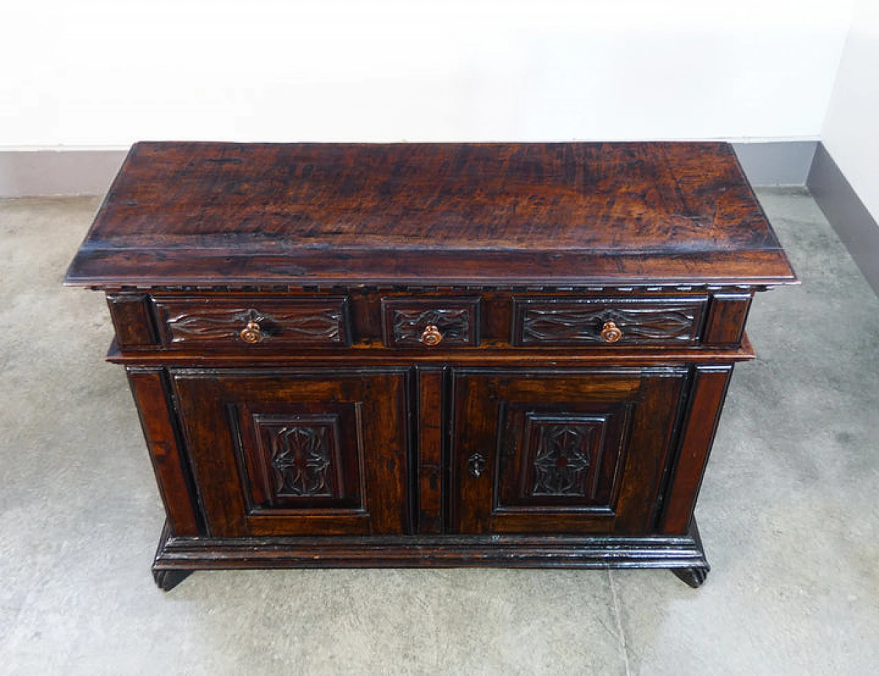 Piedmontese solid walnut sideboard, second half of the 18th century 6