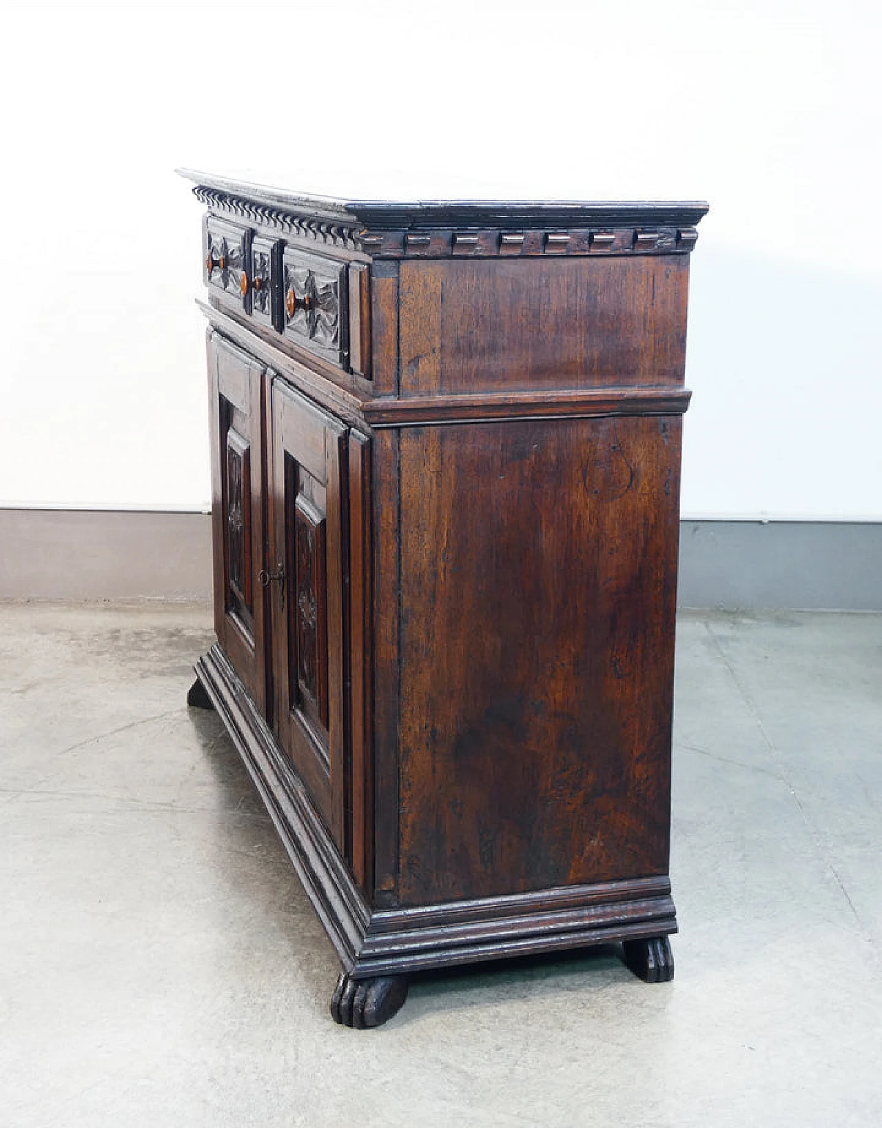 Piedmontese solid walnut sideboard, second half of the 18th century 8