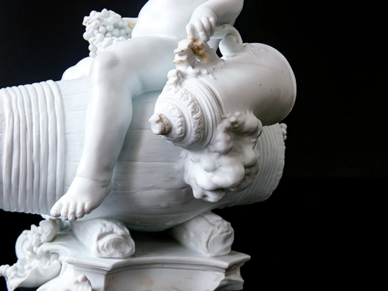 Scultura di putto ebbro in porcellana Biscuit, anni '50 13