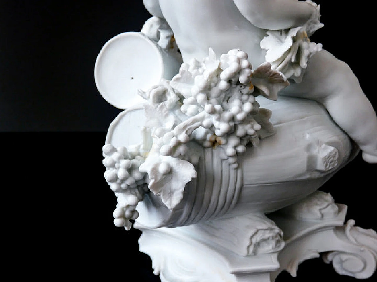 Scultura di putto ebbro in porcellana Biscuit, anni '50 14