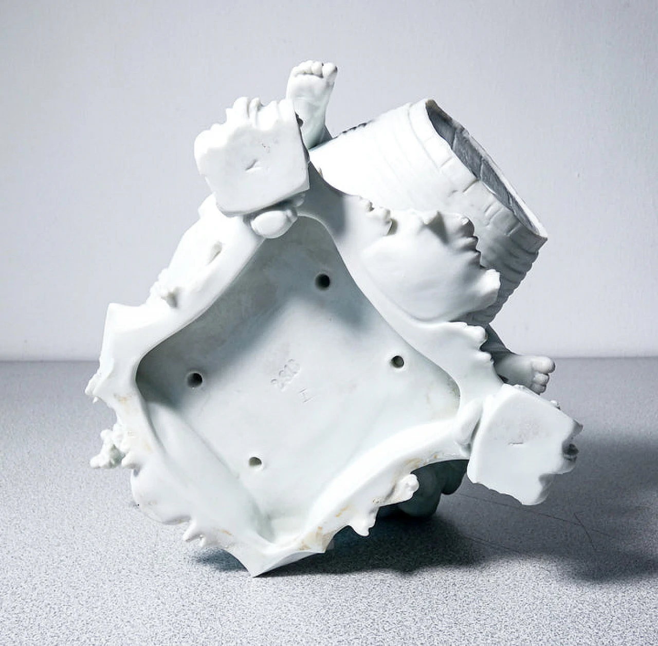 Scultura di putto ebbro in porcellana Biscuit, anni '50 15