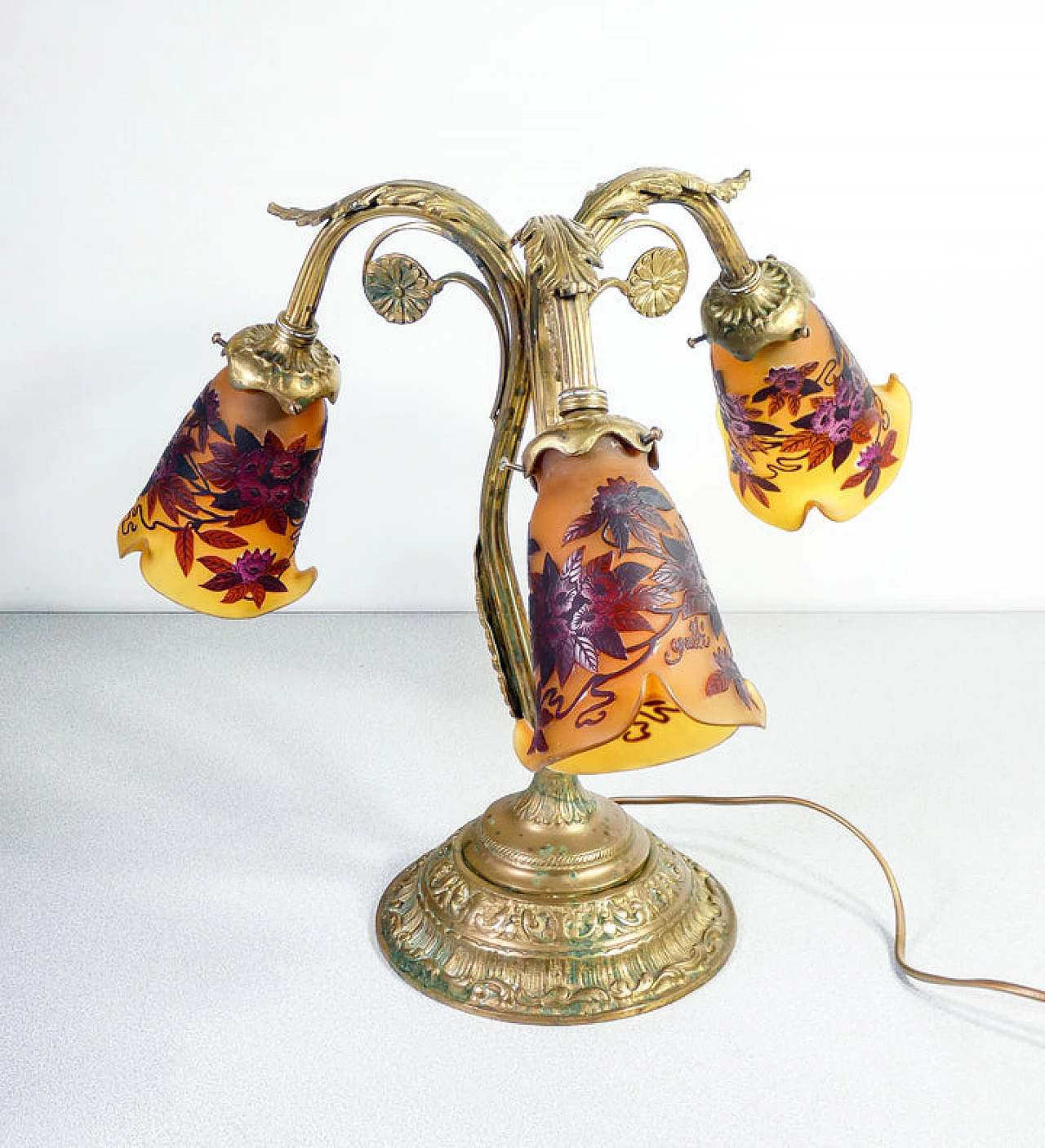 Lampada da tavolo in metallo e vetro nello stile di Émile Gallé 1