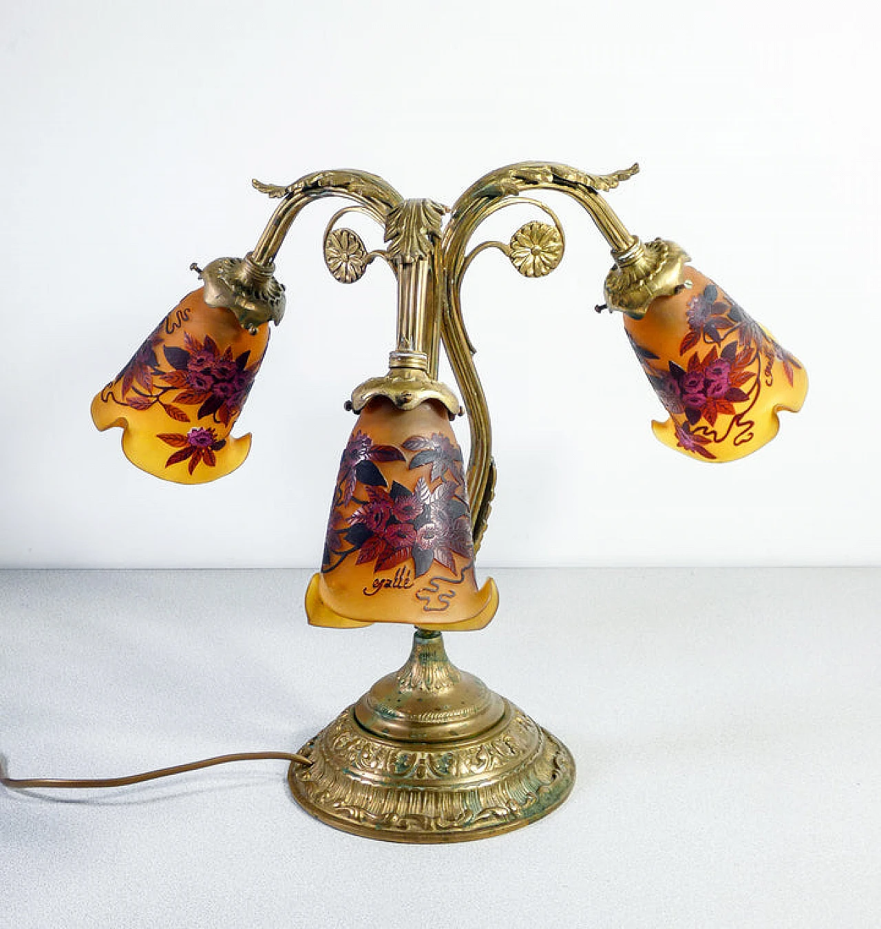 Lampada da tavolo in metallo e vetro nello stile di Émile Gallé 3