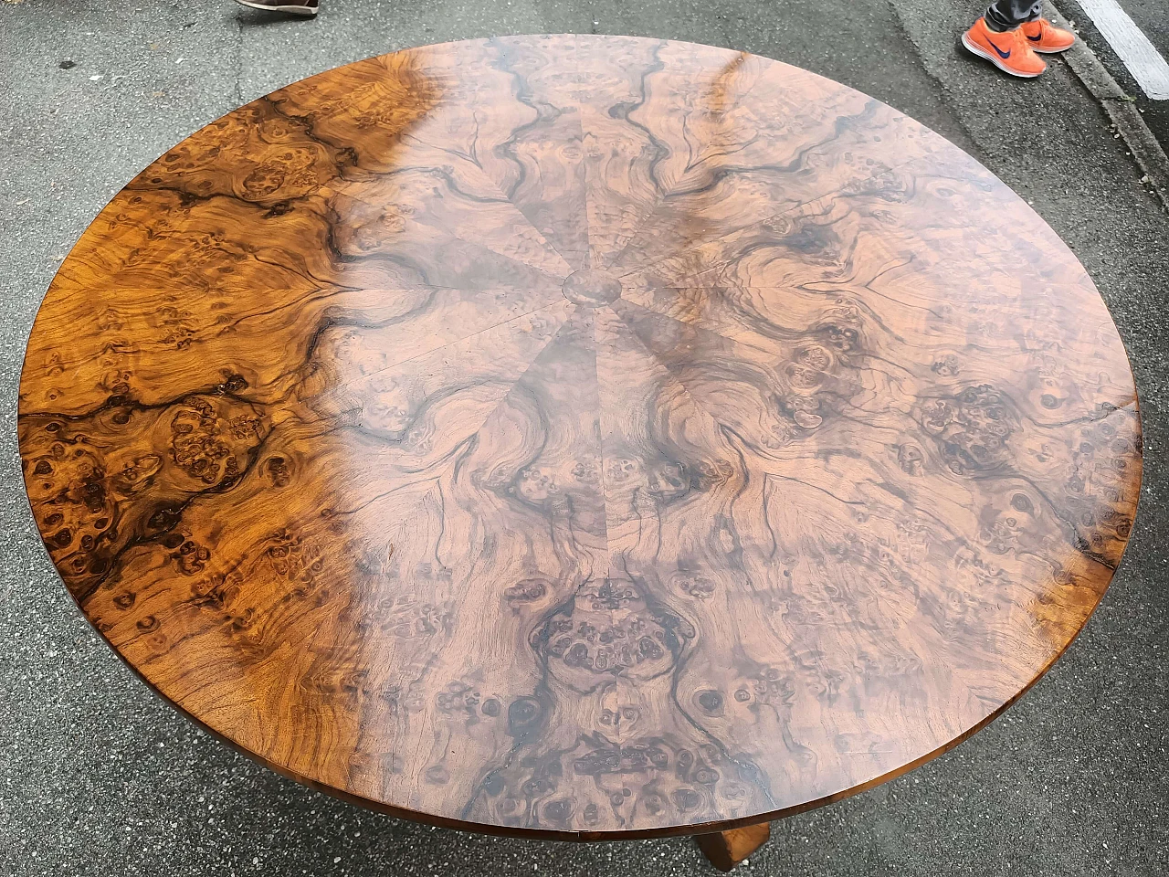 Round walnut-root table, 19th century 5