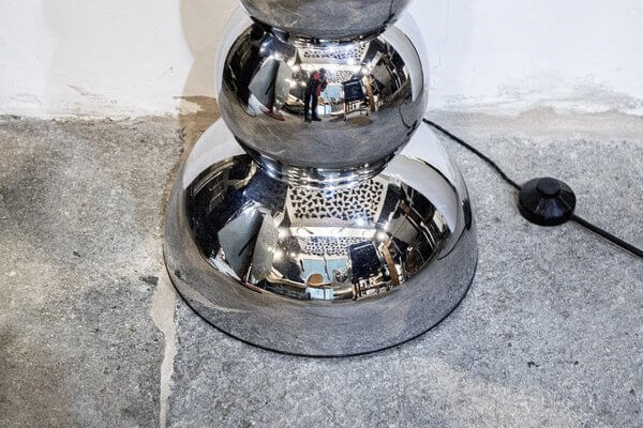 Lampada da terra con base in acciaio cromato di Reggiani, anni '70 3