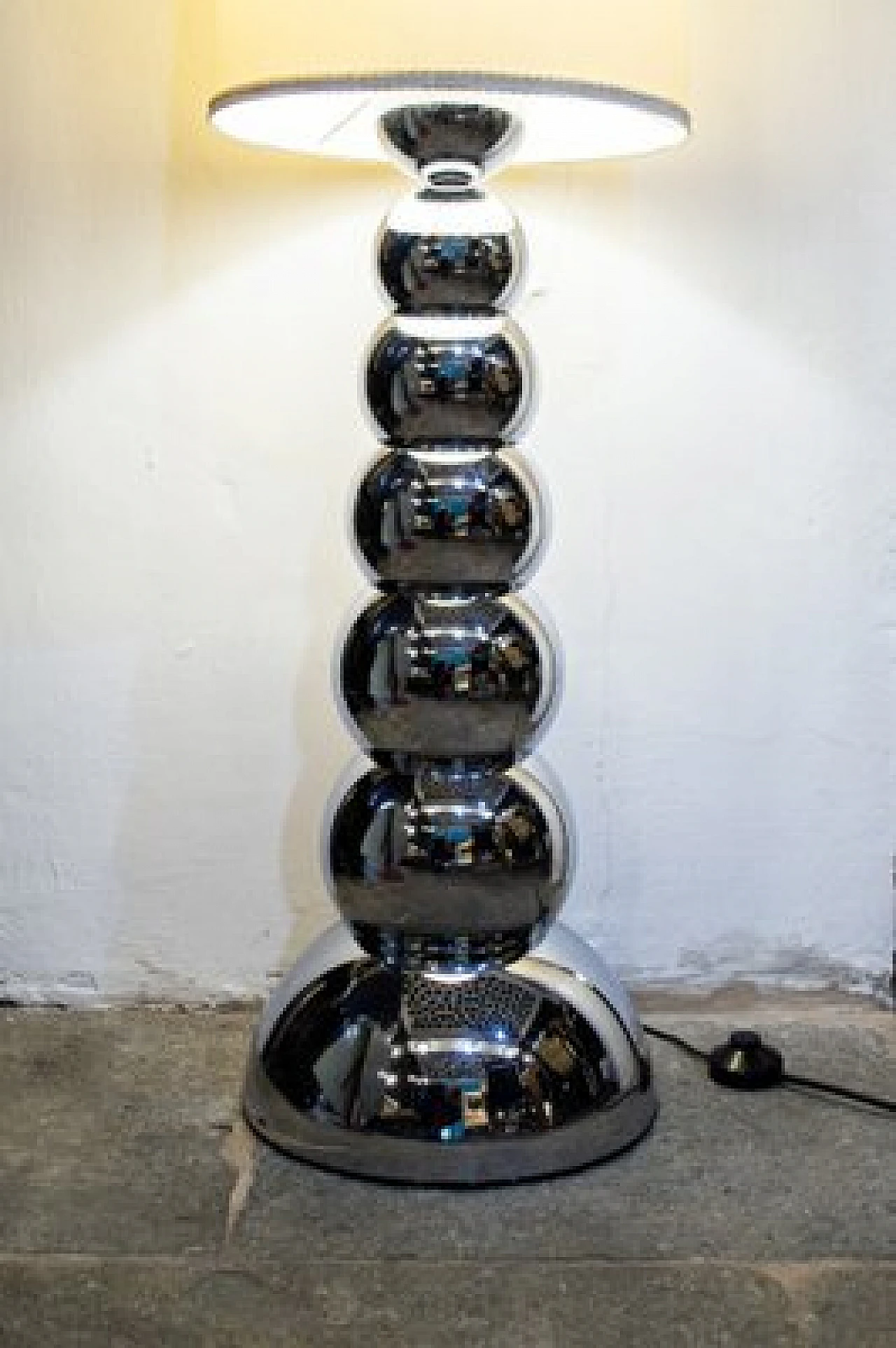 Lampada da terra con base in acciaio cromato di Reggiani, anni '70 5