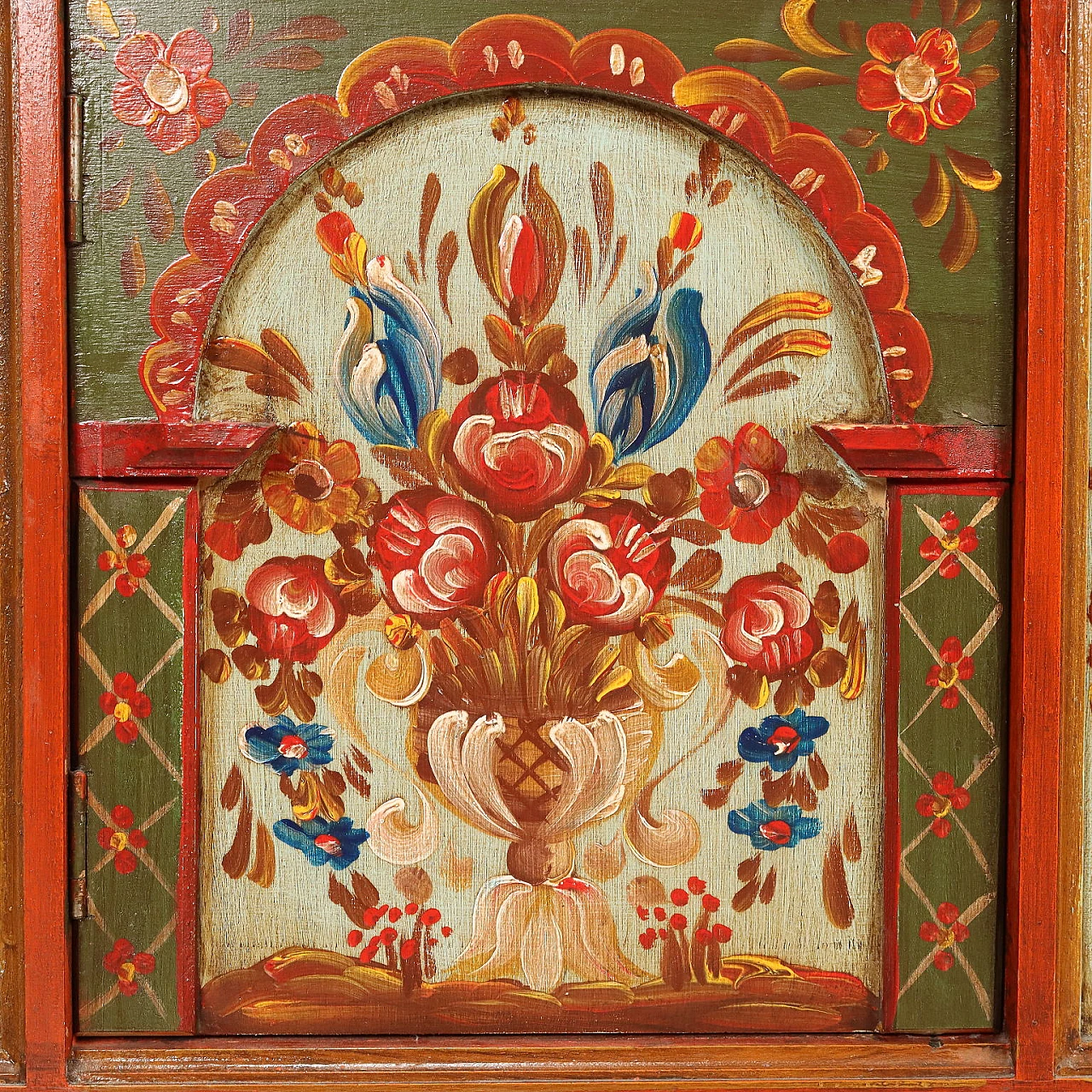 Credenza a due ante in legno decorata con motivi floreali 6