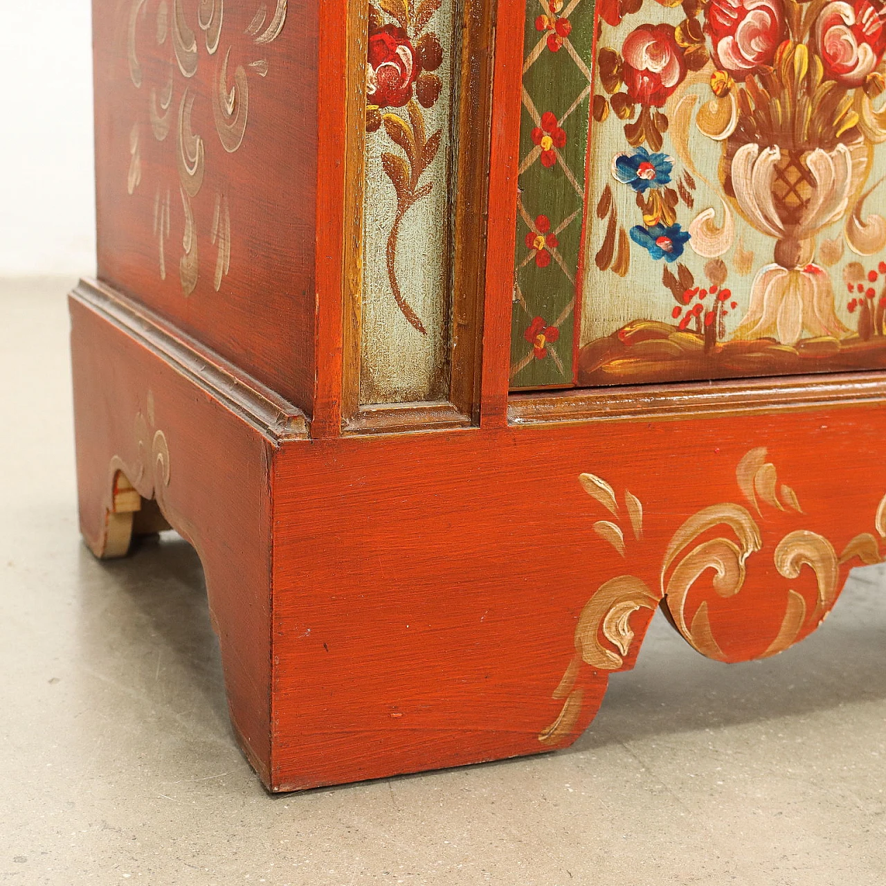 2 Doors wooden sideboard decorated with floral motifs 7