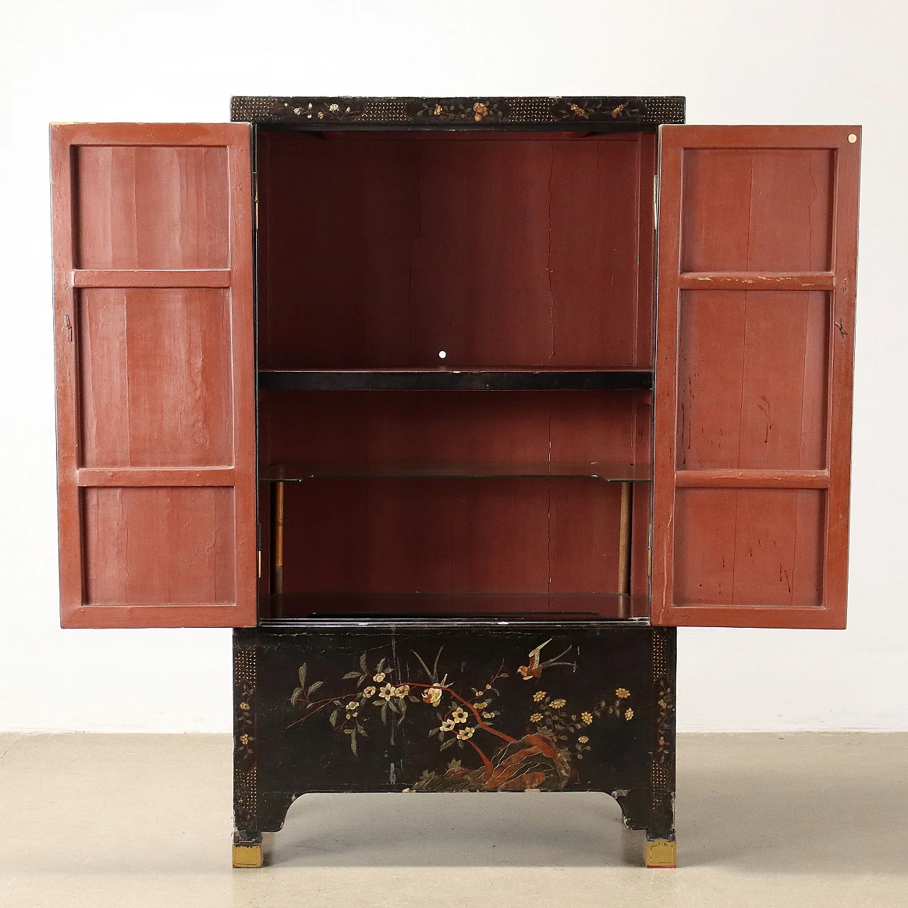 Sideboard in lacquered wood and carved jade decorations 3