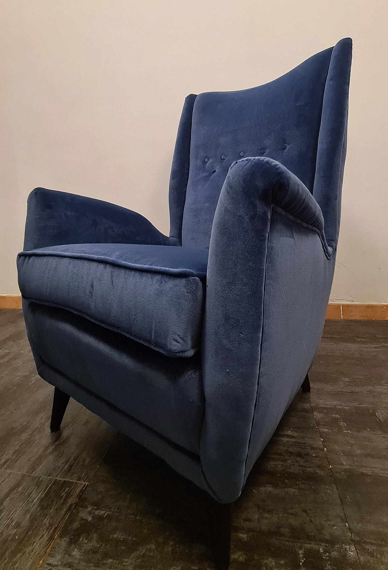 Pair of velvet armchairs by Gio Ponti for ISA Bergamo, 1950s 8