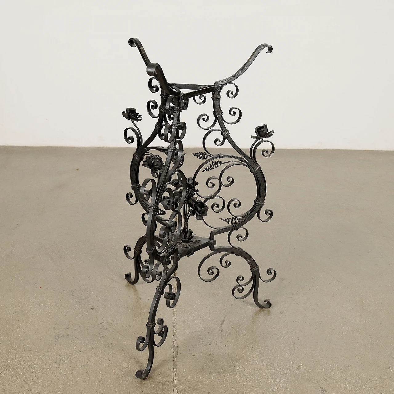 Art Nouveau wrought iron and embossed sheet metal planter, early 20th century 6