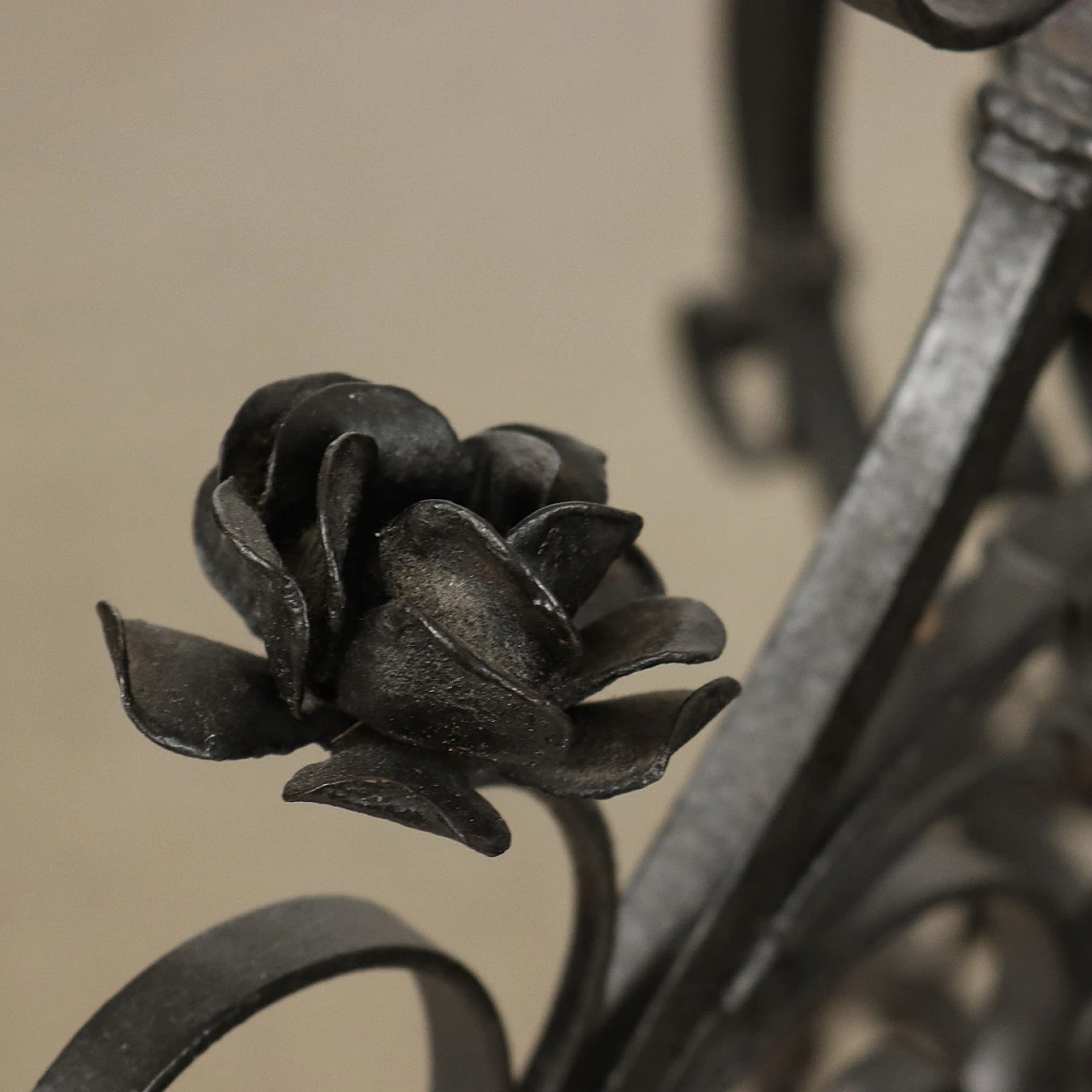 Art Nouveau wrought iron and embossed sheet metal planter, early 20th century 8