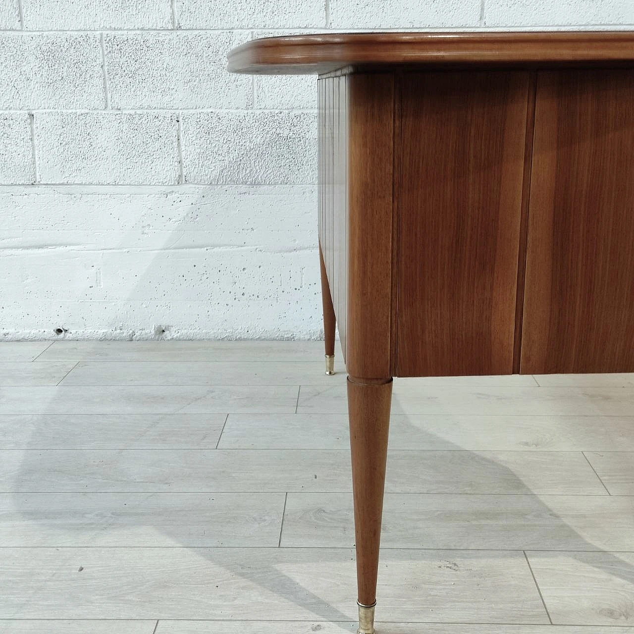 Scrivania curva in noce con 6 cassetti, anni '50 9