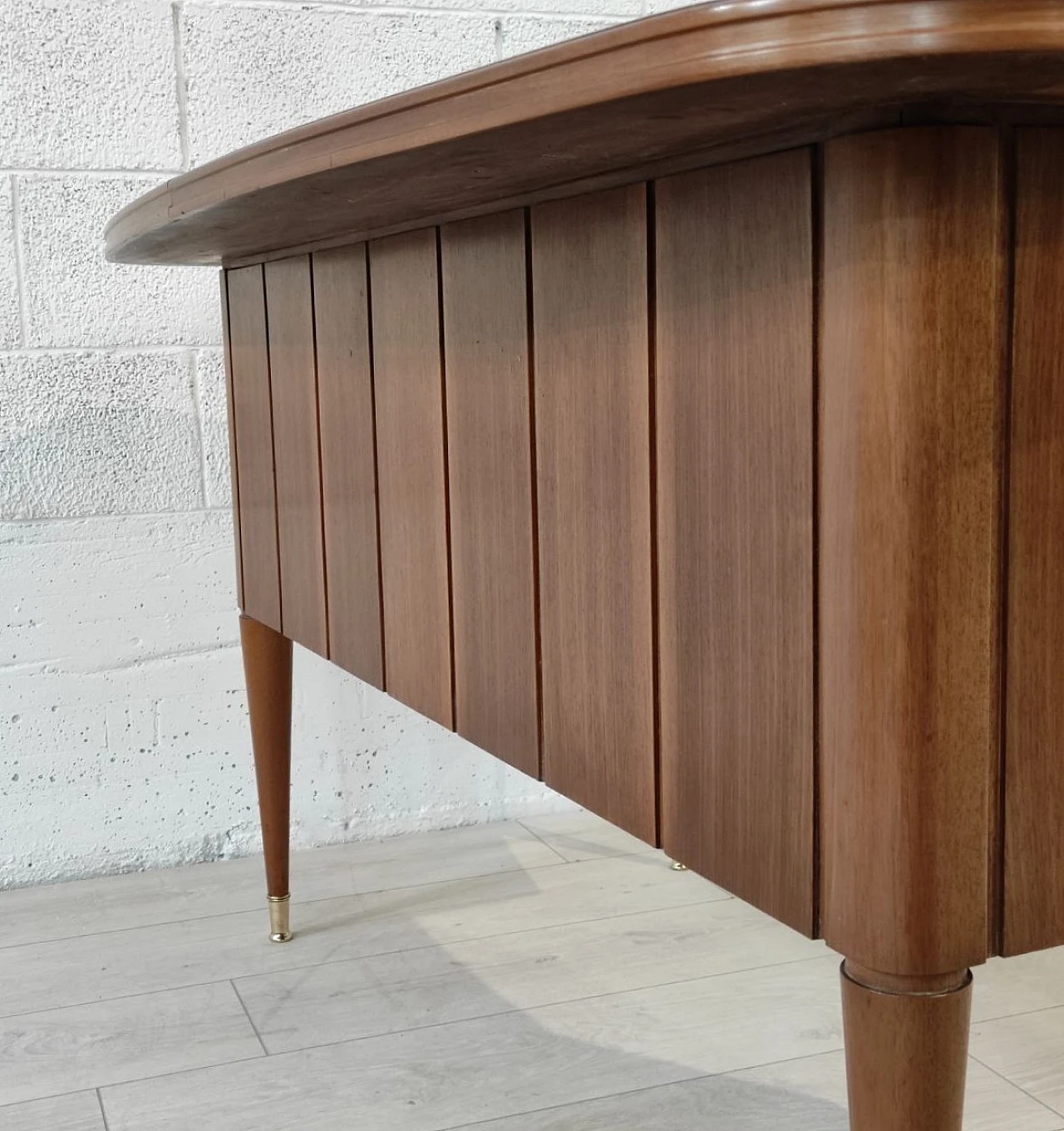 Scrivania curva in noce con 6 cassetti, anni '50 11