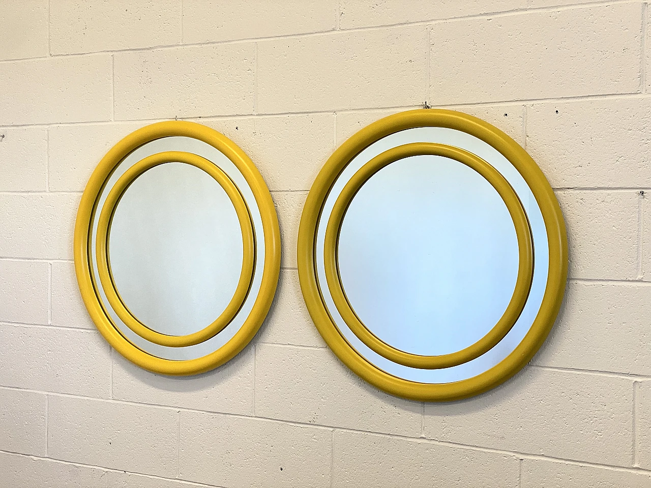 Pair of round mirrors in yellow laquered, 1970s 1