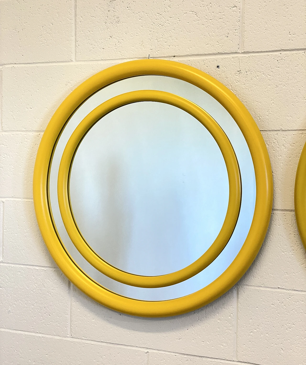 Pair of round mirrors in yellow laquered, 1970s 2