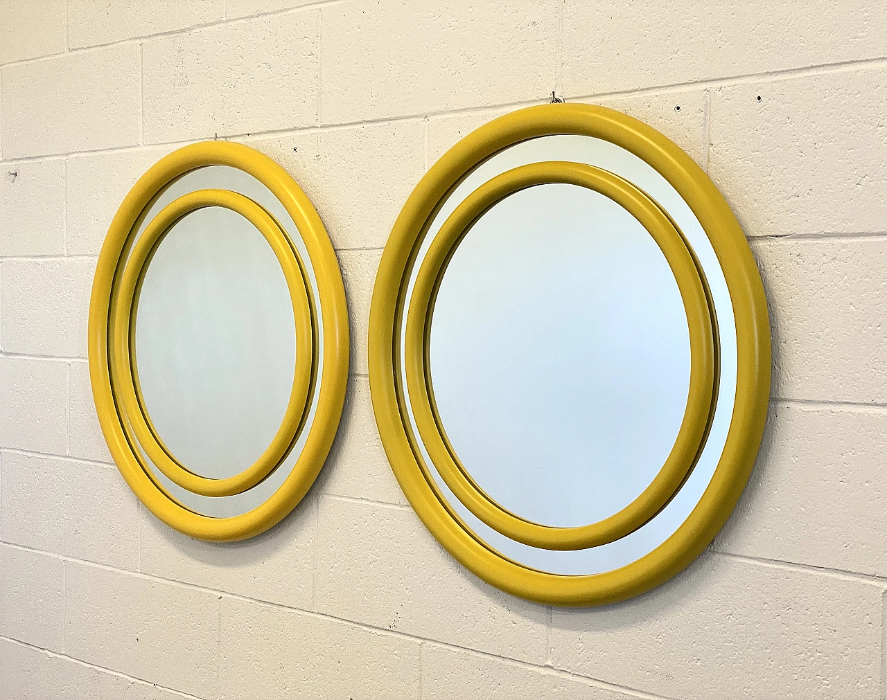 Pair of round mirrors in yellow laquered, 1970s 3