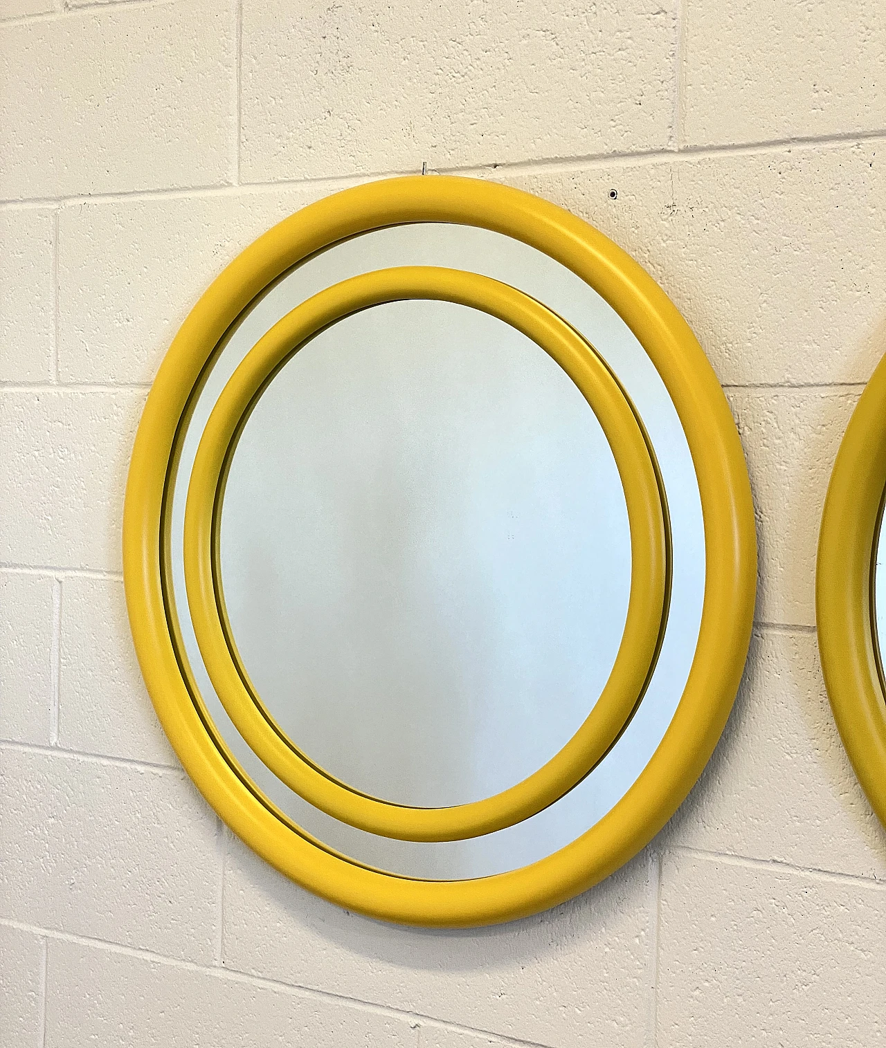 Pair of round mirrors in yellow laquered, 1970s 4