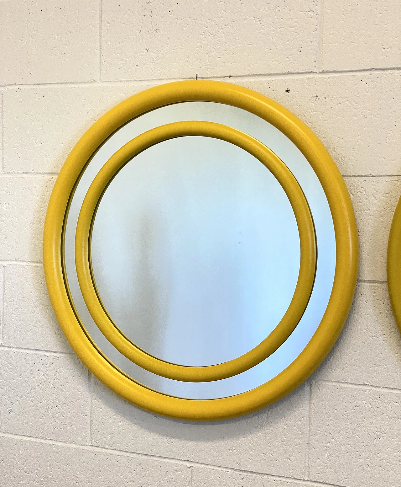 Pair of round mirrors in yellow laquered, 1970s 5
