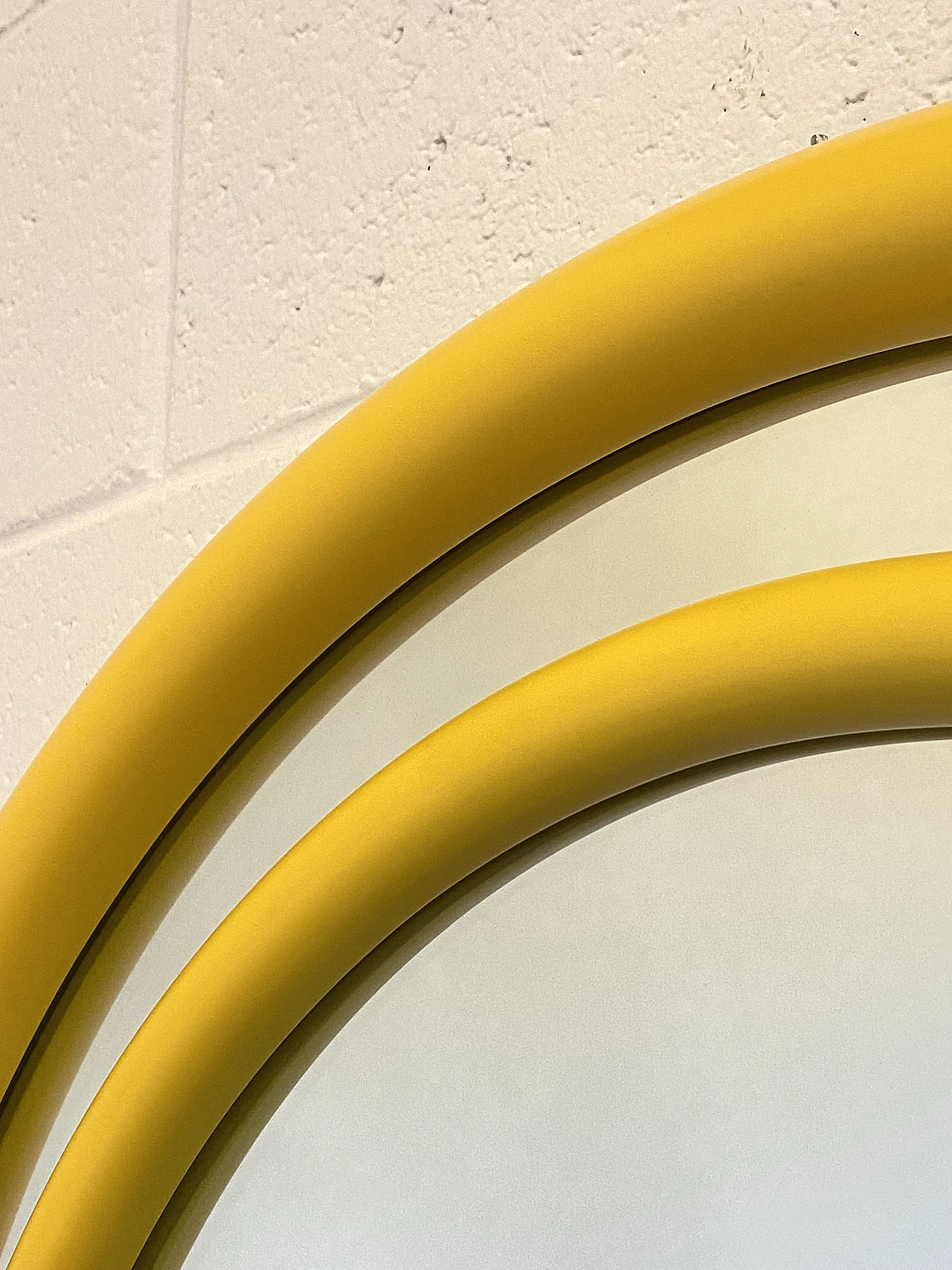 Pair of round mirrors in yellow laquered, 1970s 9