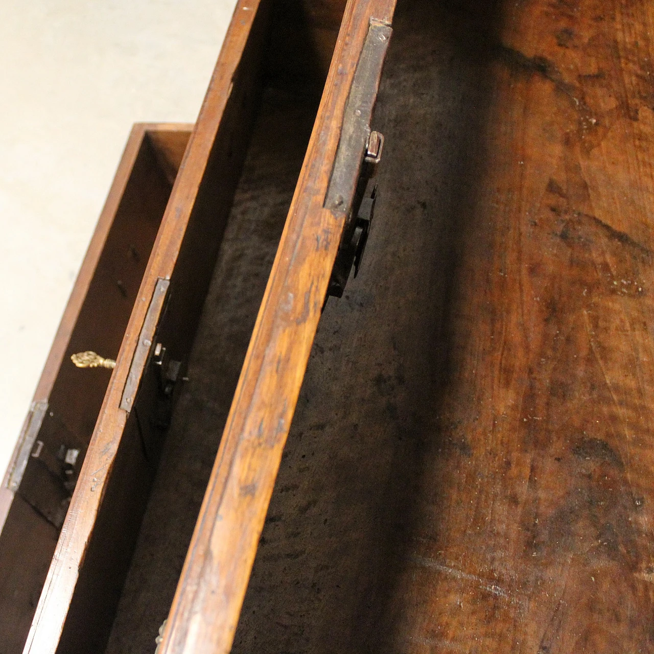 Parmesan solid walnut canterano, 17th century 10