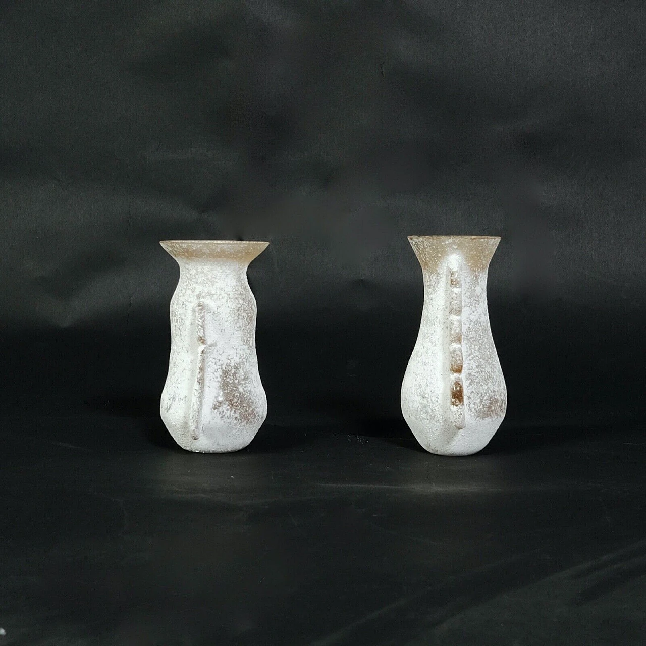 Coppia di vasi in vetro scavo di V. Rigattieri per Seguso, anni '70 1