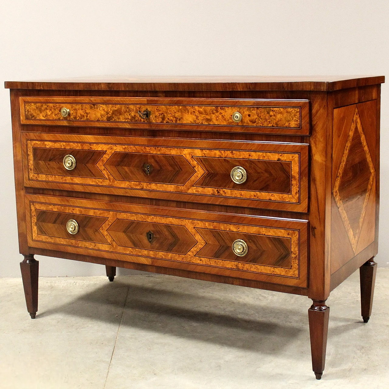 Emilian Louis XVI walnut and cherry commode with inlays, 18th century 12