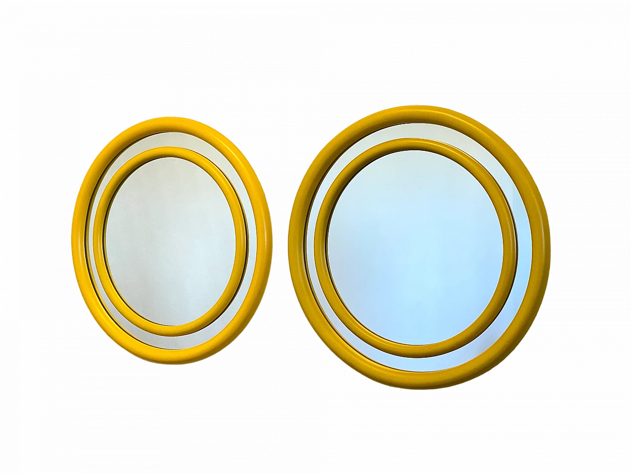 Pair of round mirrors in yellow laquered, 1970s 10