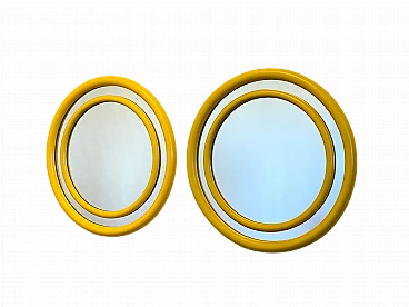 Coppia di Specchi rotondi in legno laccato giallo, anni '70