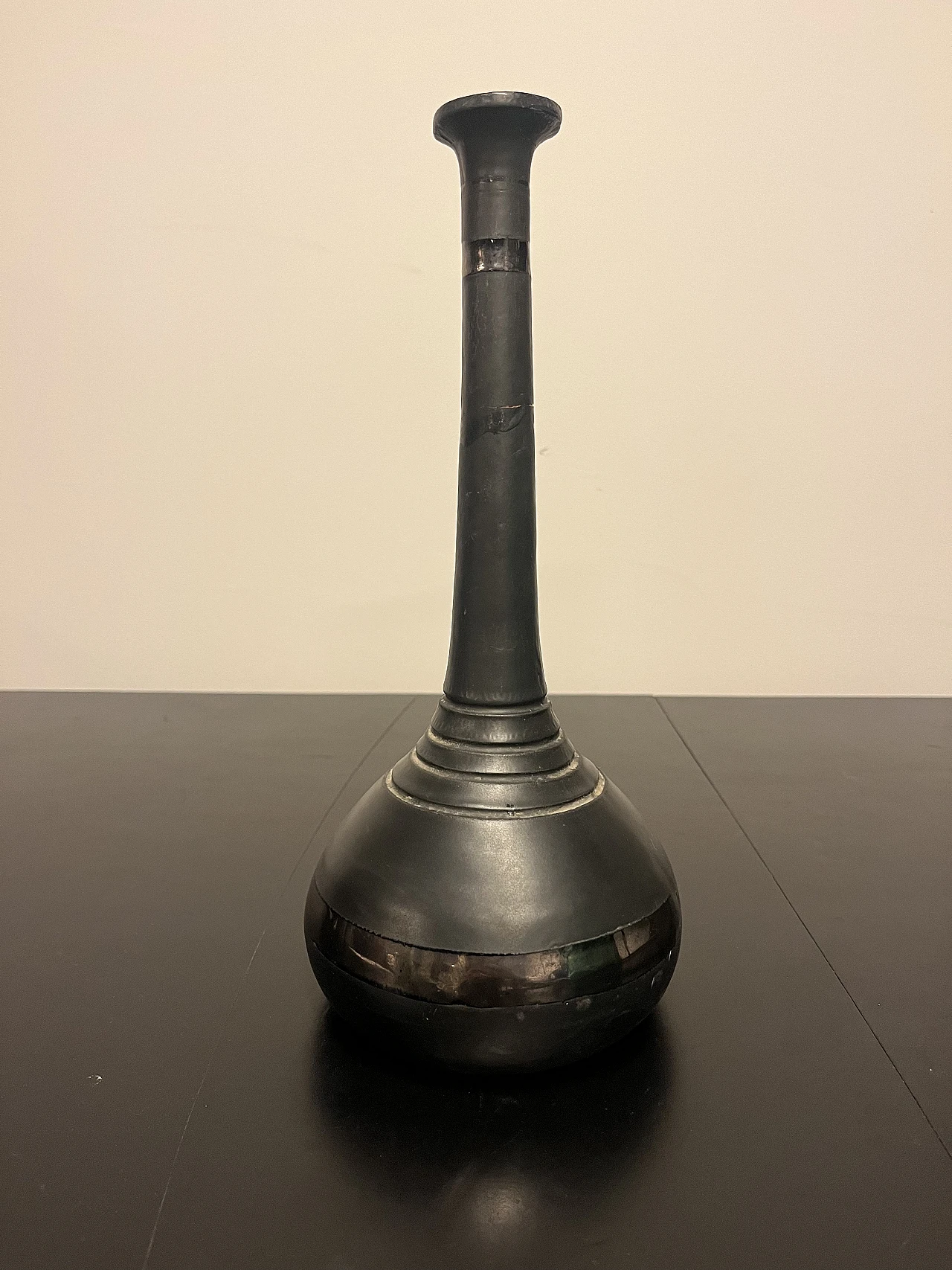 Vaso in ceramica scura 1