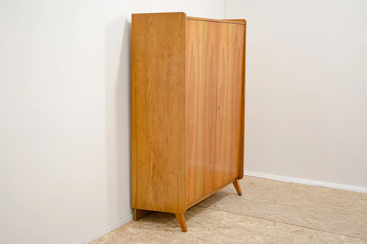 Armadio in legno di František Jirák per Tatra Nábytok, anni '60 3