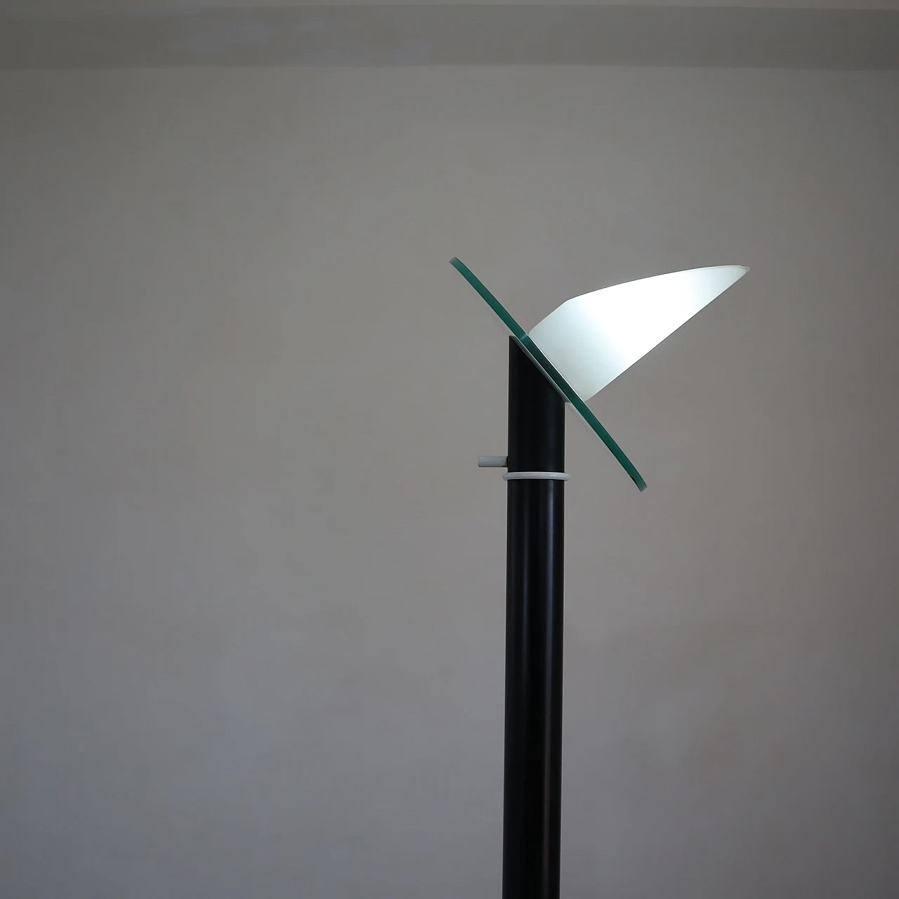 Black metal floor lamp by Alfredo Barbini, 1970s 4